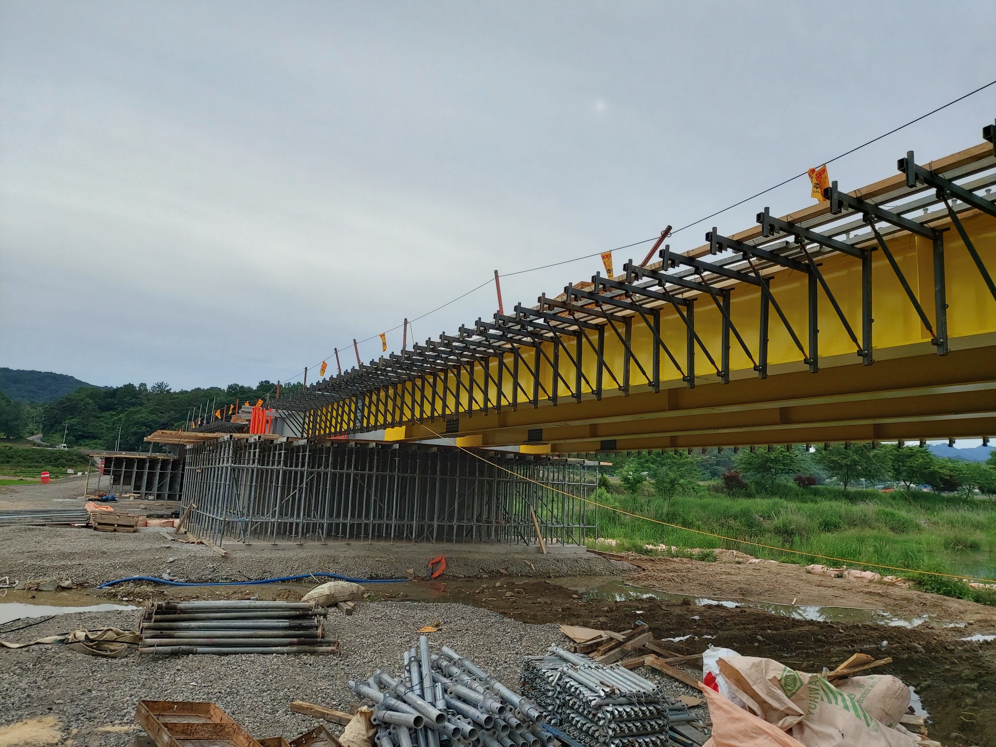 까치발이 길게 배열된 교량 시공 사진